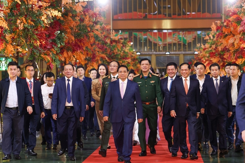 “Siêu hội chợ” hút hơn 1 triệu khách, quyên góp gần 400 tỷ đồng cho đồng bào vùng bão lũ  - 1