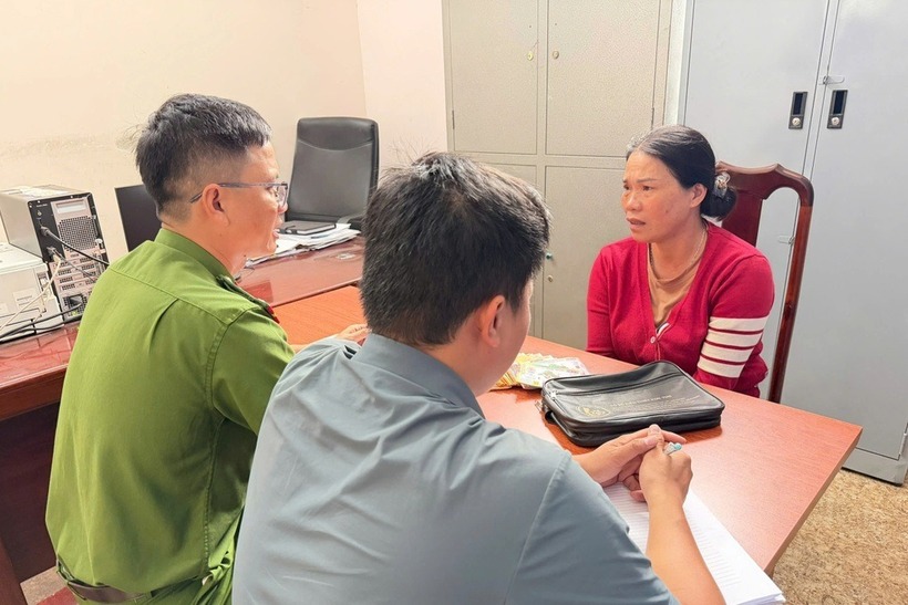 Bà Vũ Thị Hồng tại cơ quan công an. Ảnh: Pháp luật TP.HCM