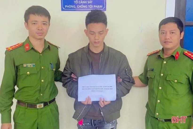 Đối tượng Nguyễn Tuấn Anh cùng tang vật tại cơ quan công an. Ảnh: Báo Hà Tĩnh