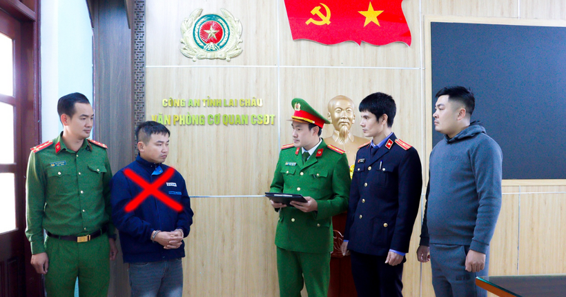 Bắt “siêu lừa” chiếm đoạt tài sản của nhiều cán bộ Công an tại gần 20 tỉnh, thành Bắt “siêu lừa” chiếm đoạt tài sản của nhiều cán bộ Công an tại gần 20 tỉnh, thành