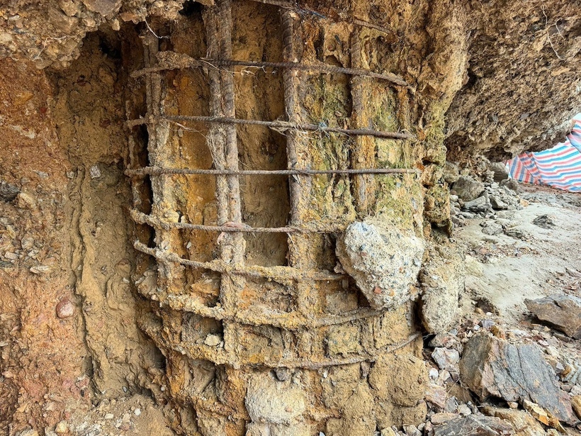 Một số trụ bê tông của cầu Sông Lô bị lộ cốt thép chịu lực, bên trong rỗng, không có bê tông