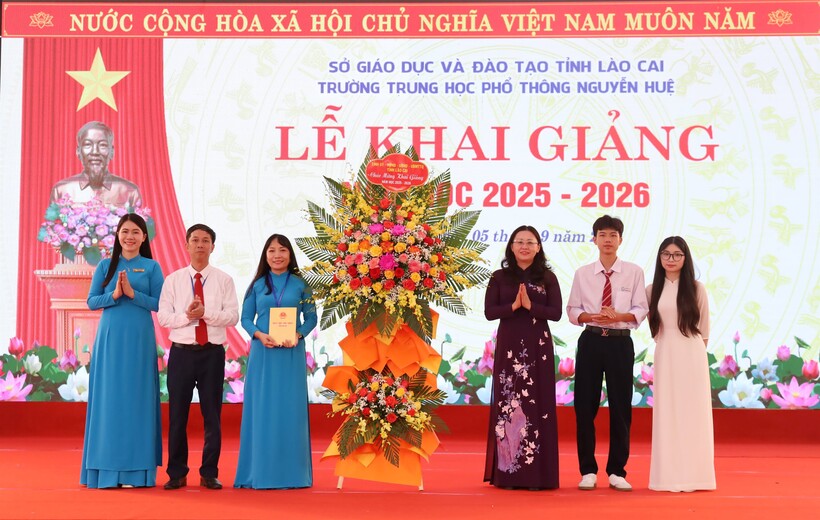 Đồng chí Giàng Thị Dung - Phó Bí thư Tỉnh ủy, Chủ tịch Ủy ban MTTQ Việt Nam tỉnh đã tặng hoa chúc mừng thầy và trò Trường THPT Nguyễn Huệ.