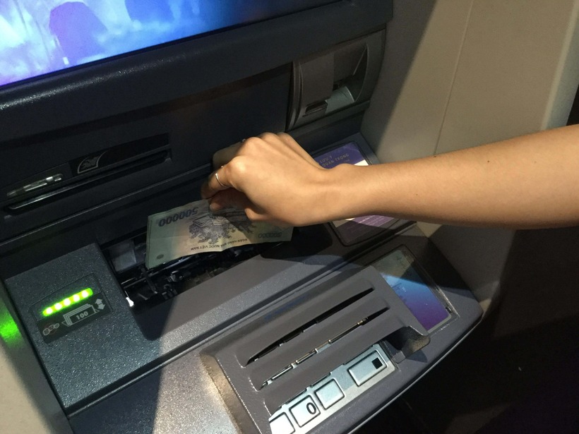 Tại sao nên nạp tiền vào tài khoản ngân hàng bằng cây ATM?