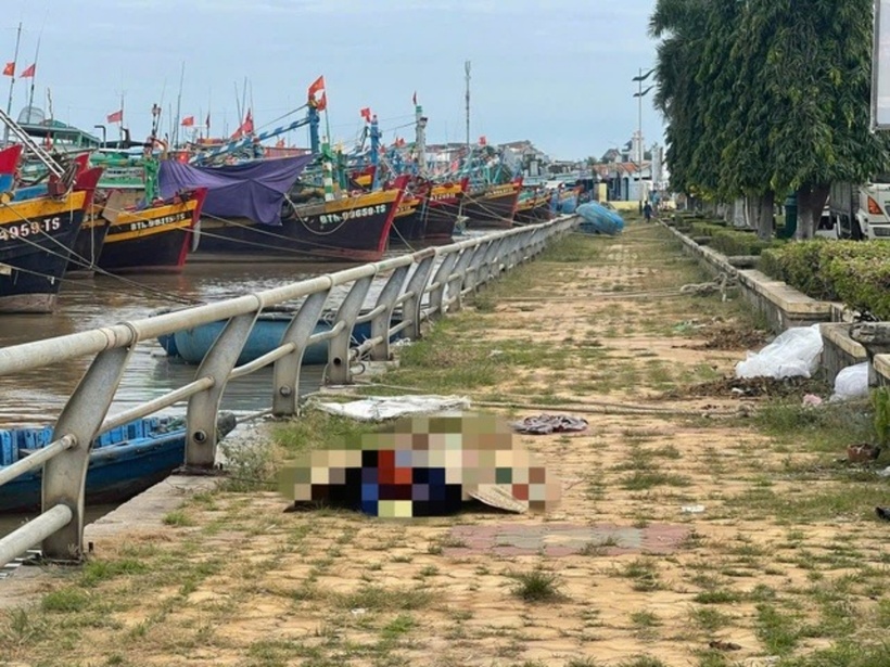 Thi thể người đàn ông được vớt lên. Ảnh: Sức khoẻ & Đời sống.