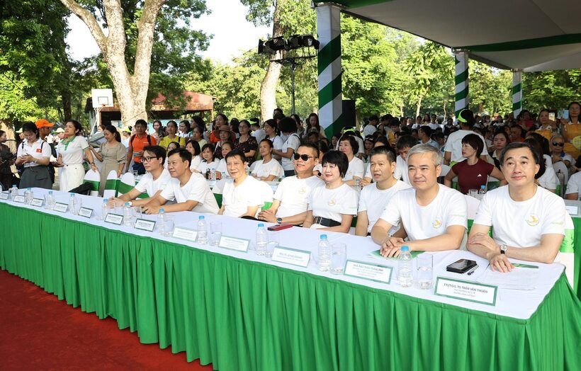 TTƯT.GS.TS Trần Văn Thuấn - Thứ trưởng Bộ Y tế (ngoài cùng bên phải) tham dự Chương trình Ngày Dinh dưỡng cộng đồng Việt Nam lần 5.