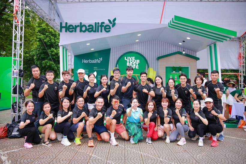 Các nhóm thực hành lối sống năng động lành mạnh cùng nhau check-in tại chương trình.