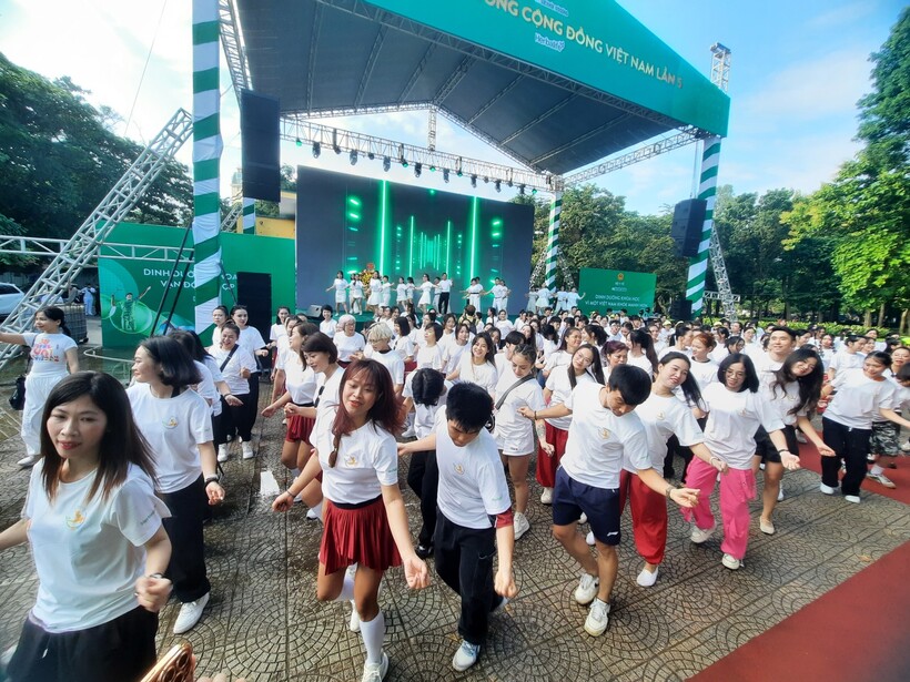 Màn đồng diễn flashmob đầu chương trình thu hút hơn 250 thành viên đội chơi và người tham gia.