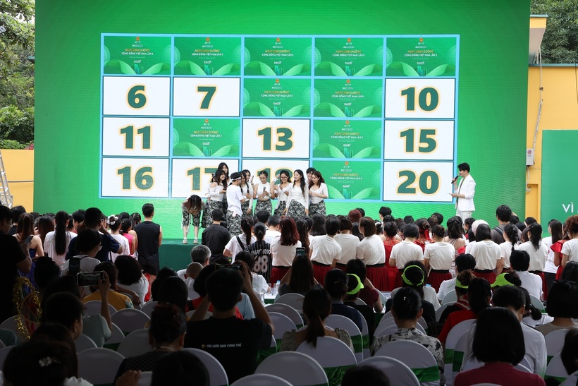 Chương trình trở nên hấp dẫn hơn khi các đội chơi cùng nhau chọn lựa và trả lời các câu hỏi về dinh dưỡng.