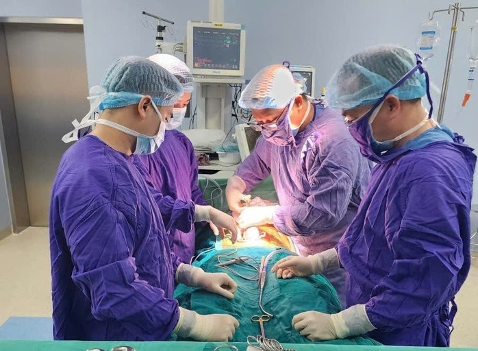 Bác sĩ phẫu thuật cho bệnh nhân. Ảnh: Người Lao Động.