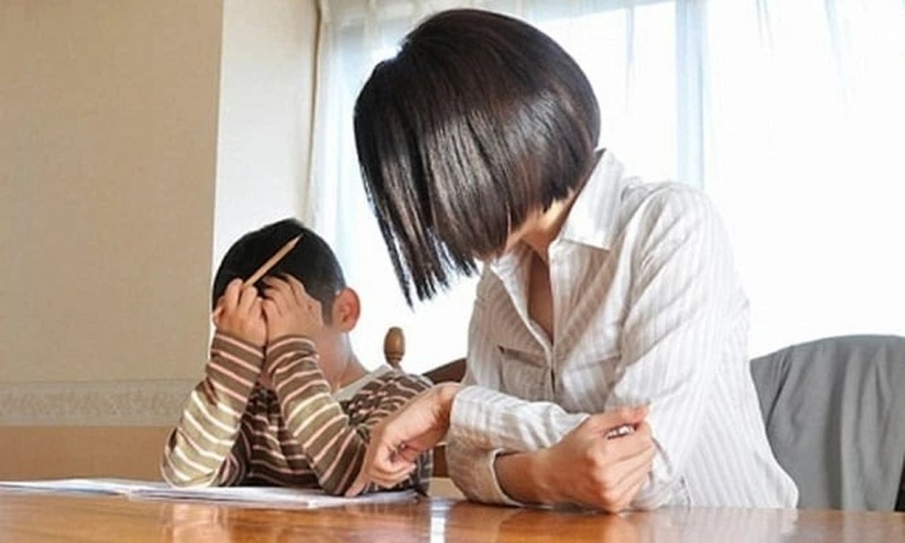 Cha mẹ cưỡng ép con học tập quá sức có thể bị phạt tới 10 triệu đồng. Ảnh minh họa