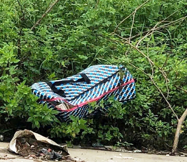 Thi thể bé trai được phát hiện trong túi bạt bị bỏ lại ven đường. (Ảnh: VietnamNet)