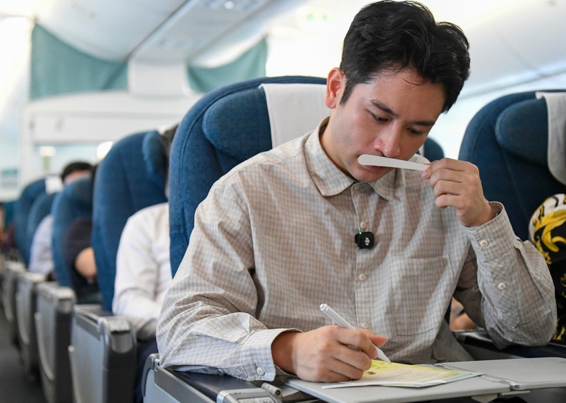 Hành khách trên chuyến bay hào hứng với minigame đoán nốt hương của Nhã