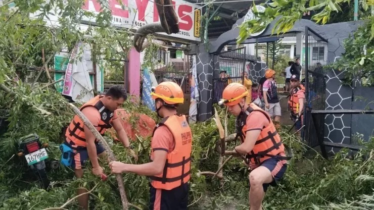 Lực lượng Tuần duyên khu vực Đông Visayas, Philippines (CGDEV) dọn dẹp tại nhiều nơi ở tỉnh Leyte, phối hợp cùng các cơ quan chính phủ khác để khắc phục thiệt hại do bão Kalmaegi gây ra. Ảnh: X