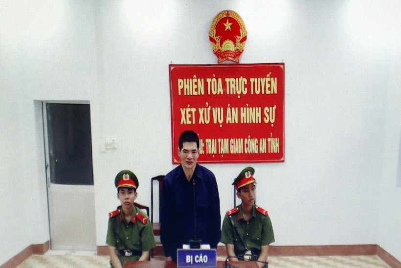 Phiên tòa xét xử Nguyễn Đức Thiện Tâm chém vợ chết được xét xử từ hai điểm cầu. Trong đó, bị cáo tại điểm cầu trại giam, còn hội đồng xét xử, Viện KSND tại điểm cầu tòa án. (Ảnh: Tuổi trẻ)