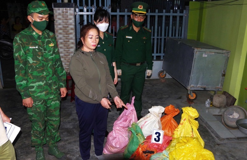 Hứa Thị Lê cùng tang vật. Ảnh: Báo Công an Nhân dân.