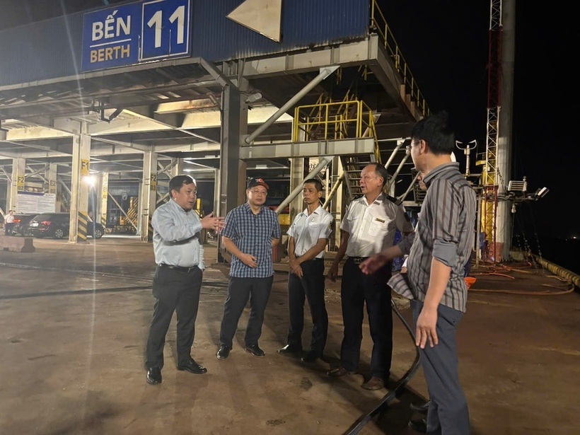 Đoàn công tác của Phó Cục trưởng Cục Hàng hải và Đường thủy Việt Nam Hoàng Hồng Giang kiểm tra tại Cảng tổng hợp - container Hòa Phát Dung Quất