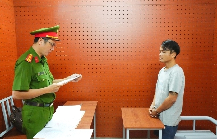 Cơ quan CSĐT Công an TP Cần Thơ tống đạt các quyết định tố tụng đối với Hương. Ảnh: Người lao động