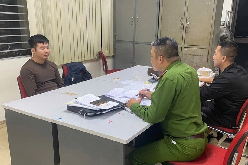 Nguyễn Huy Khánh (áo nâu) tại cơ quan công an. Ảnh: Công an Quảng Ninh