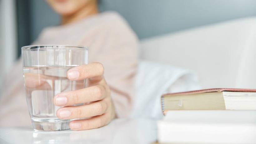 Một ly nước lọc khoảng 250 ml vào buổi sáng giúp đào thải độc tố và hỗ trợ quá trình lọc máu ổn định.