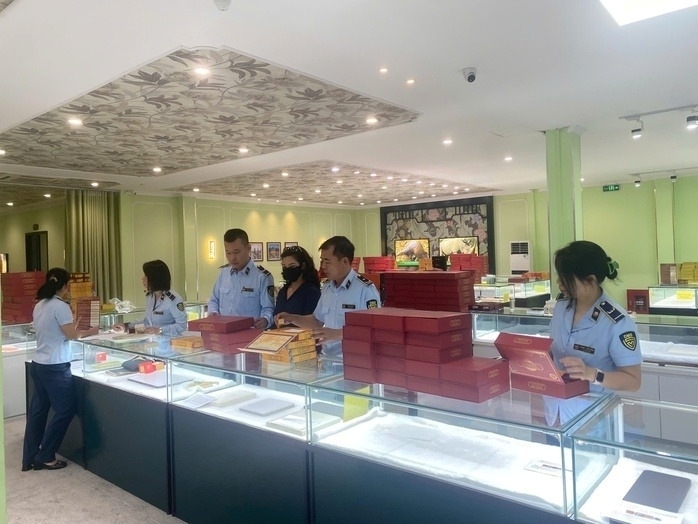 Đội QLTT số 1 kiểm tra địa điểm kinh doanh tại khu Đồn Điền, phường Tuần Châu, tỉnh Quảng Ninh. Ảnh: Người lao động