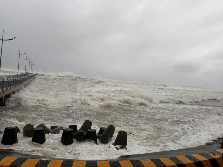 Sóng to gió lớn ở Lý Sơn. Ảnh: VTC News