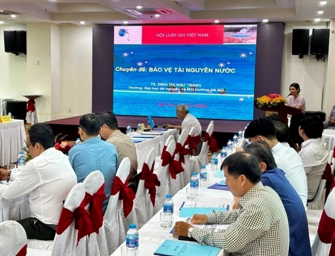 Tiến sĩ Đinh Thị Như Trang trình bày tại hội nghị.