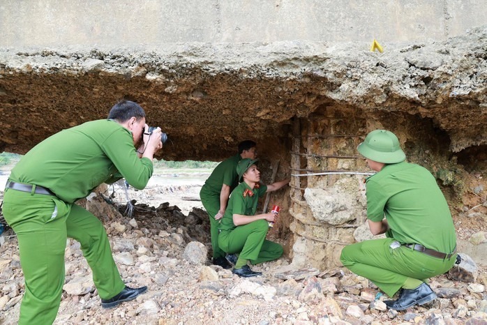 Hư hỏng cầu Sông Lô được nhận định là nghiêm trọng. Ảnh: Người lao động