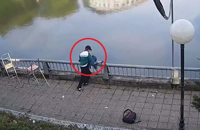 Đ. ôm kéo và đẩy em T. xuống hồ Cung thiếu nhi rồi đi về nhà. Ảnh: Báo Dân trí.