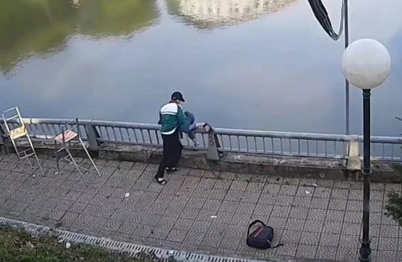 Nam sinh lớp 8 hành hung, hất bạn xuống hồ nước ở Lào Cai. Ảnh: Báo .