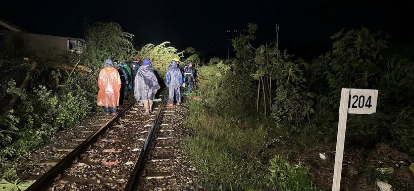 Ngành Đường sắt đang khẩn trương khắc phục các vị trí bị ảnh hưởng do cơn bão số 13