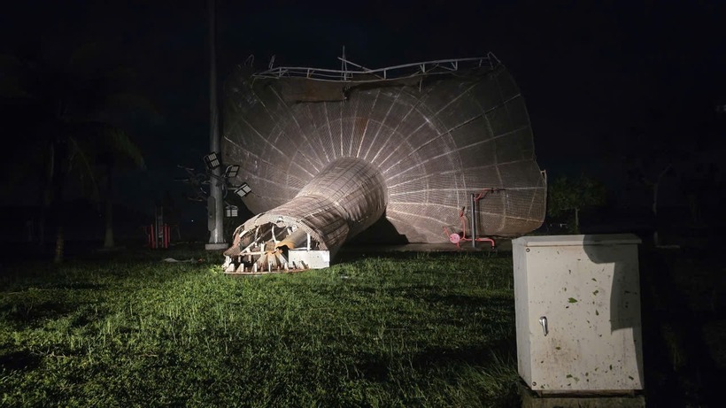 Một công trình bị quật đổ.