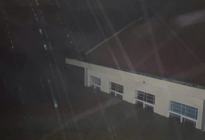 Nước lũ tràn về làm ngập trụ sở HĐND xã Phú Mỡ. Ảnh: Thanh niên