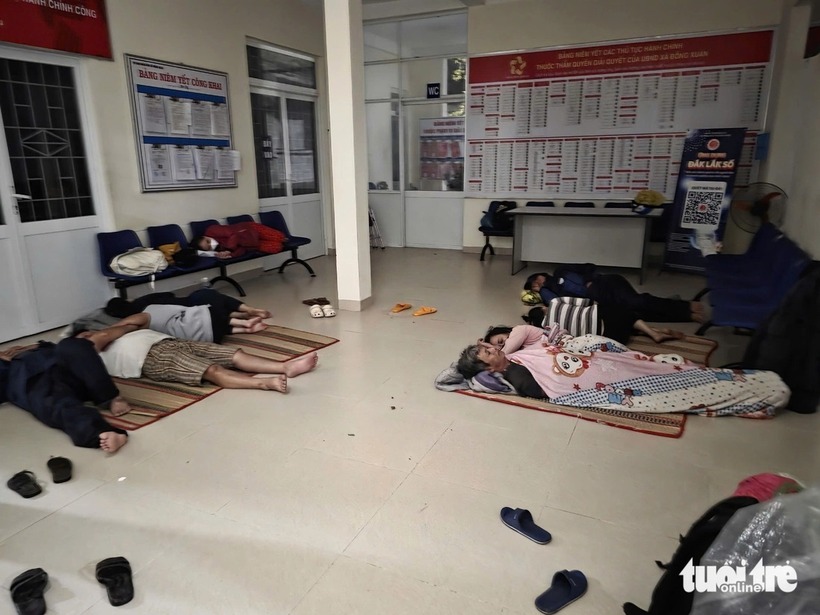 Đắk Lắk: Bão vừa qua, lũ dâng lút mái nhà trong đêm, người dân không kịp trở tay - 4