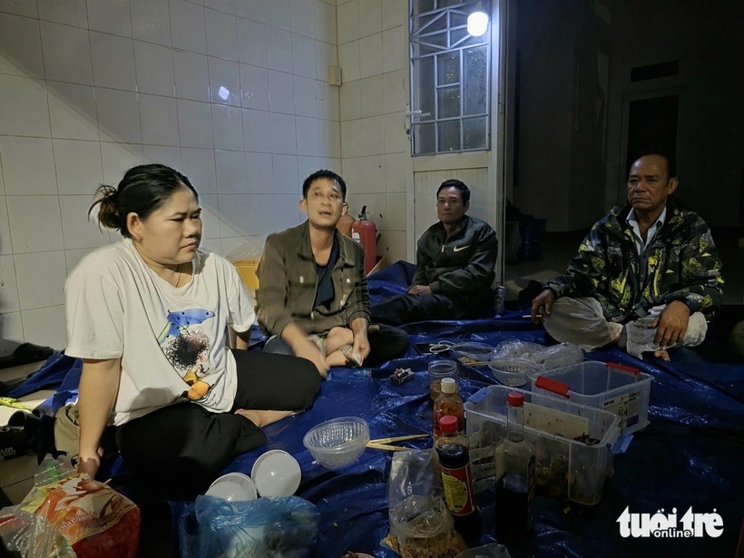 Người dân được đưa đến nơi tránh lụt an toàn. Ảnh: Tuổi trẻ