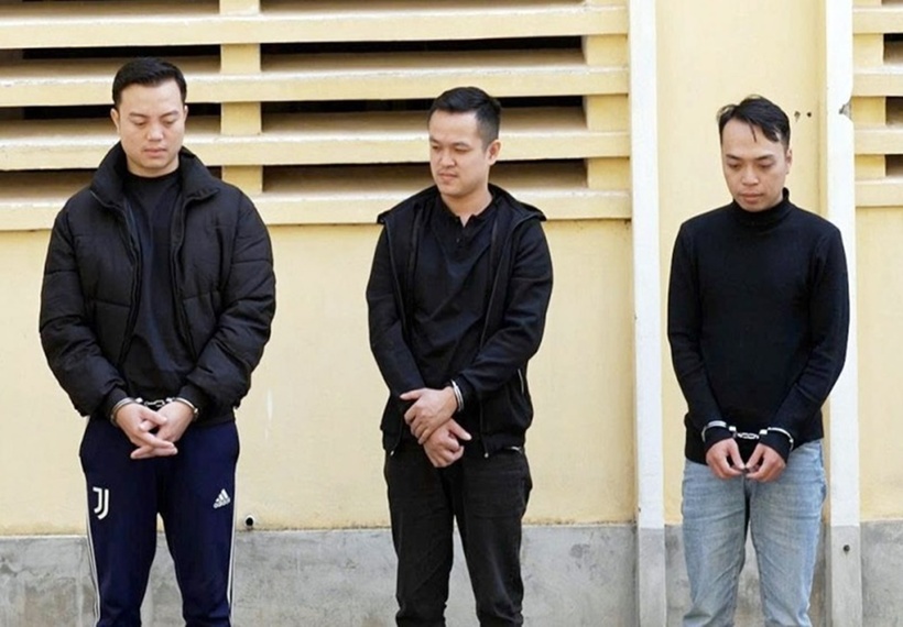 Các đối tượng Kiên, An và Ngải (áo đen, từ trái qua phải). (Ảnh: CAND)