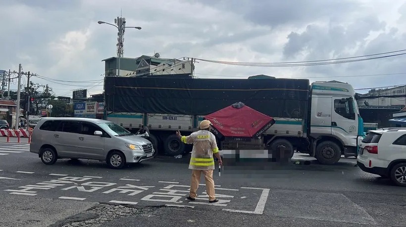 Cú va chạm mạnh khiến xe máy ngã xuống đường, nữ sinh tử vong, nam thanh niên đi cùng được người dân đưa đi bệnh viện cấp cứu. (Ảnh: Pháp luật TP.HCM)