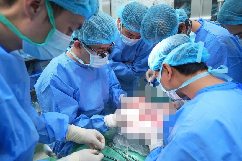 Ê kíp bác sĩ thực hiện ca phẫu thuật. Ảnh: Tiền Phong.