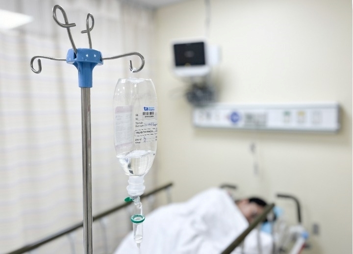 Người bệnh được bù dịch gấp trong tình huống ngộ độc thực phẩm. Ảnh: VTC News