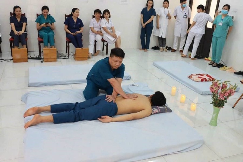 Chuyên gia Bệnh viện YHCT Trung ương chuyển giao kỹ thuật, hỗ trợ chuyên môn cho Bệnh viện YHCT tỉnh Lào Cai