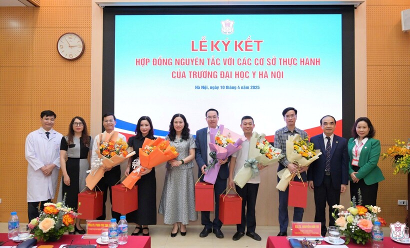 Bác sĩ Mai Xuân Trung, Giám đốc Bệnh viện Y học Cổ truyền tỉnh Lào Cai (đứng thứ 3 từ trái sang) trong lễ ký kết