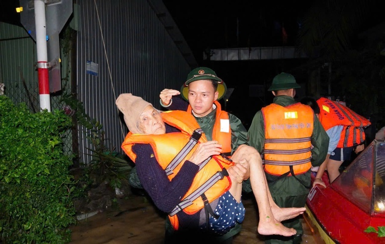 Lực lượng vũ trang tỉnh Đắk Lắk cứu 4 người dân thuộc gia đình ông Trần Bình (thôn Long Phước, xã Xuân Thọ). Ảnh: Quân khu 5