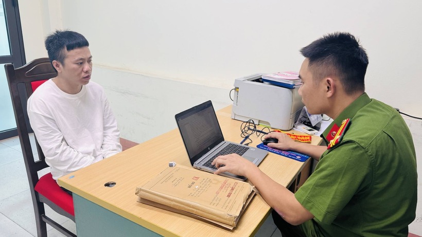 Lực lượng chức năng lấy lời khai đối tượng. (Ảnh: Công an tỉnh Lào Cai)