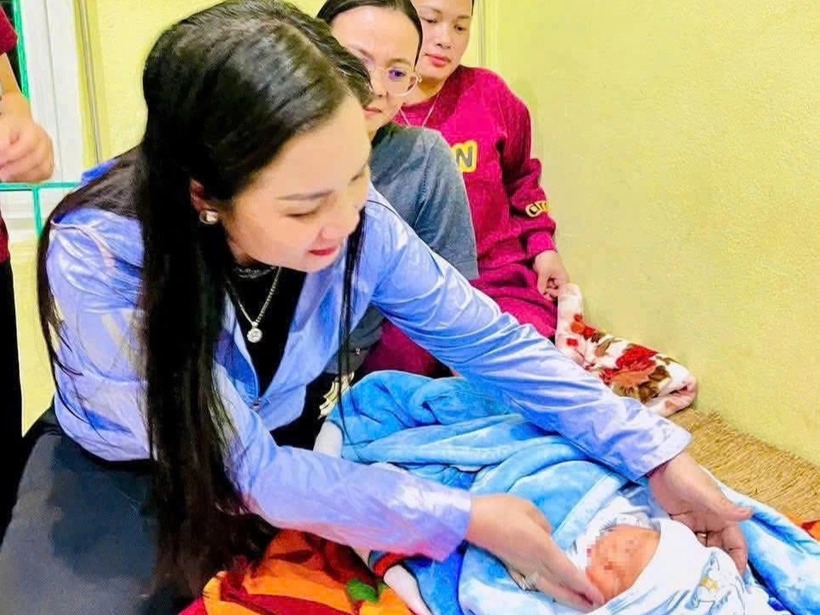 Người dân có mặt tại Trạm Y tế Quỳnh Thiện chăm sóc cháu bé. (Ảnh: Dân trí)