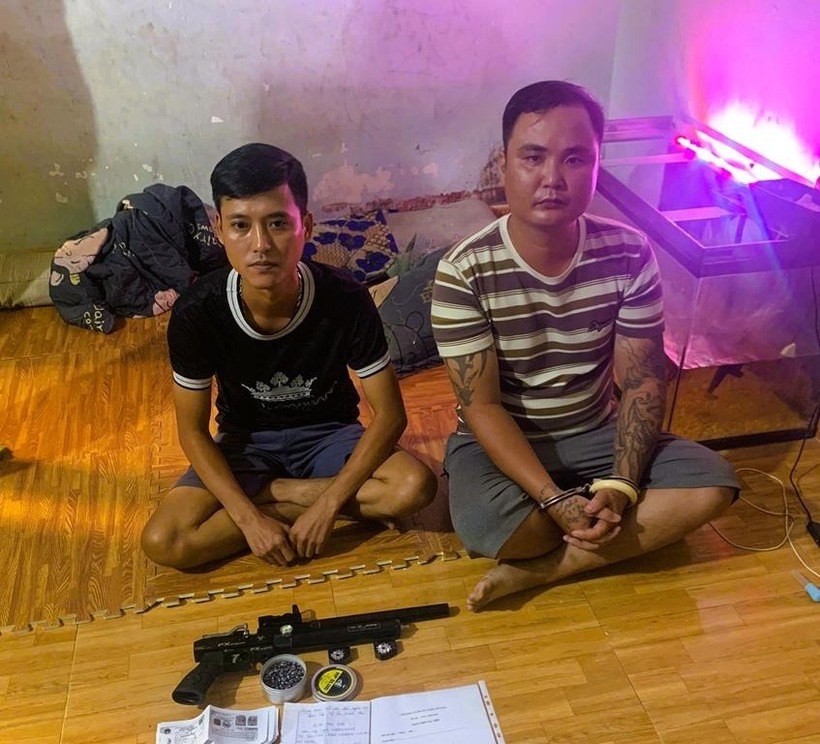 Khẩu súng và đạn chì thu giữ tại nhà Vũ Văn Doanh. (Ảnh: Công an tỉnh Đồng Nai)