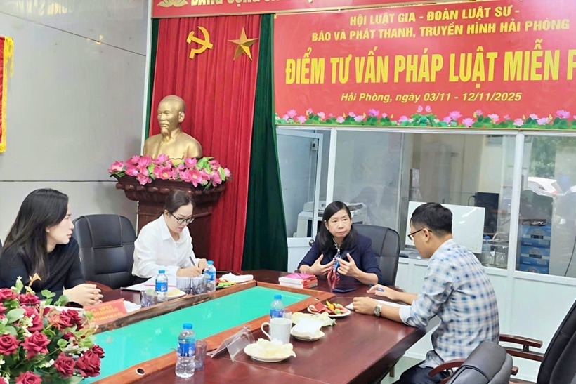 Bà Nguyễn Thị Mai trao đổi, chỉ đạo tại các điểm tư vấn pháp luật miễn phí trên địa bàn.