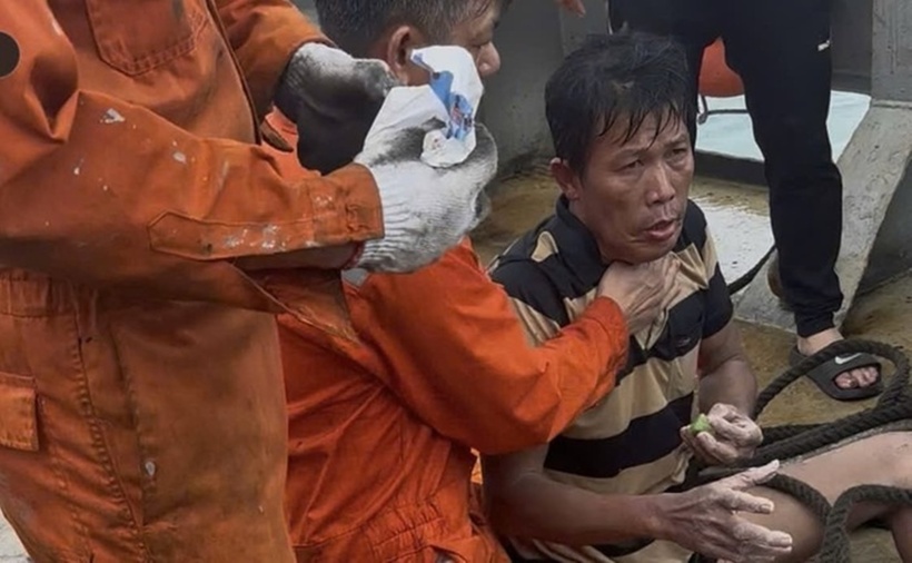 Ông Phạm Duy Quang thời điểm được cứu vớt. (Ảnh: Người lao động)