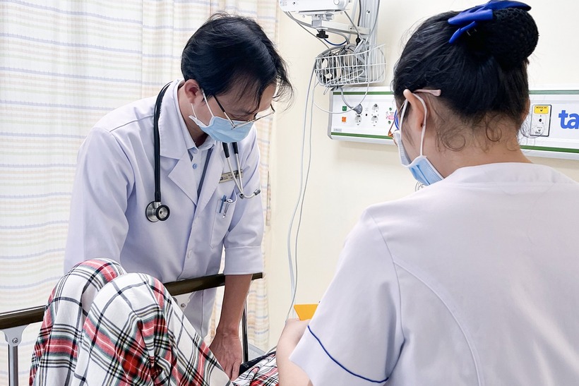 Bác sĩ cấp cứu cho bệnh nhân nghi bị ngộ độc sau khi ăn bánh mì. (Ảnh: Dân trí)