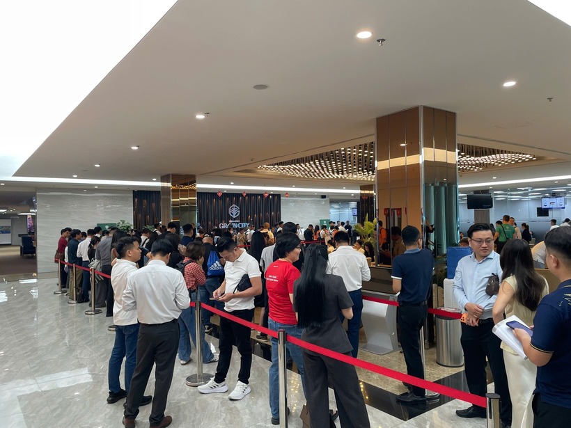 Hàng trăm người xếp hàng săn cơ hội sở hữu sớm quỹ căn đẹp nhất Vịnh Ngọc