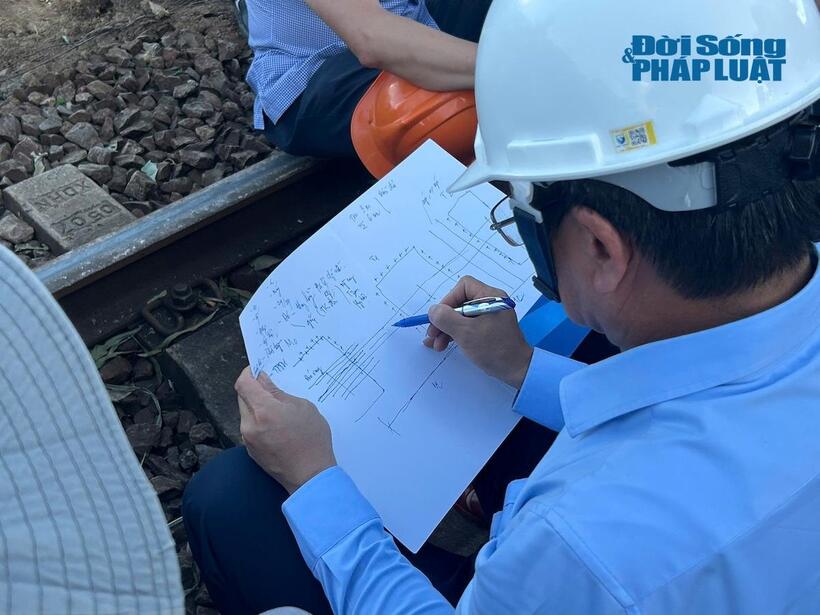 Chủ tịch Tổng công ty Đường sắt Việt Nam Đặng Sỹ mạnh trực tiếp xuống hiện trường chỉ đạo, động viên kịp thời cán bộ, công nhân sửa chữa đường ray hư hỏng do bão số 13 gây ra