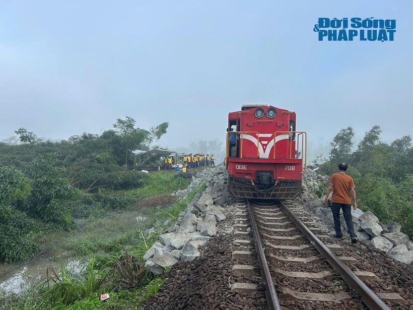 Dự kiến nếu thuận lợi, ngày 10/11 sẽ thông tàu qua vị trí này, đảm bảo thông tuyến đường sắt